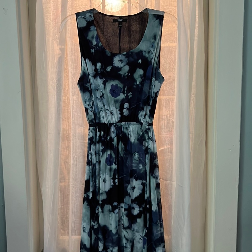 Beautiful summer dress by Simply Vera. Worn once. Size medium